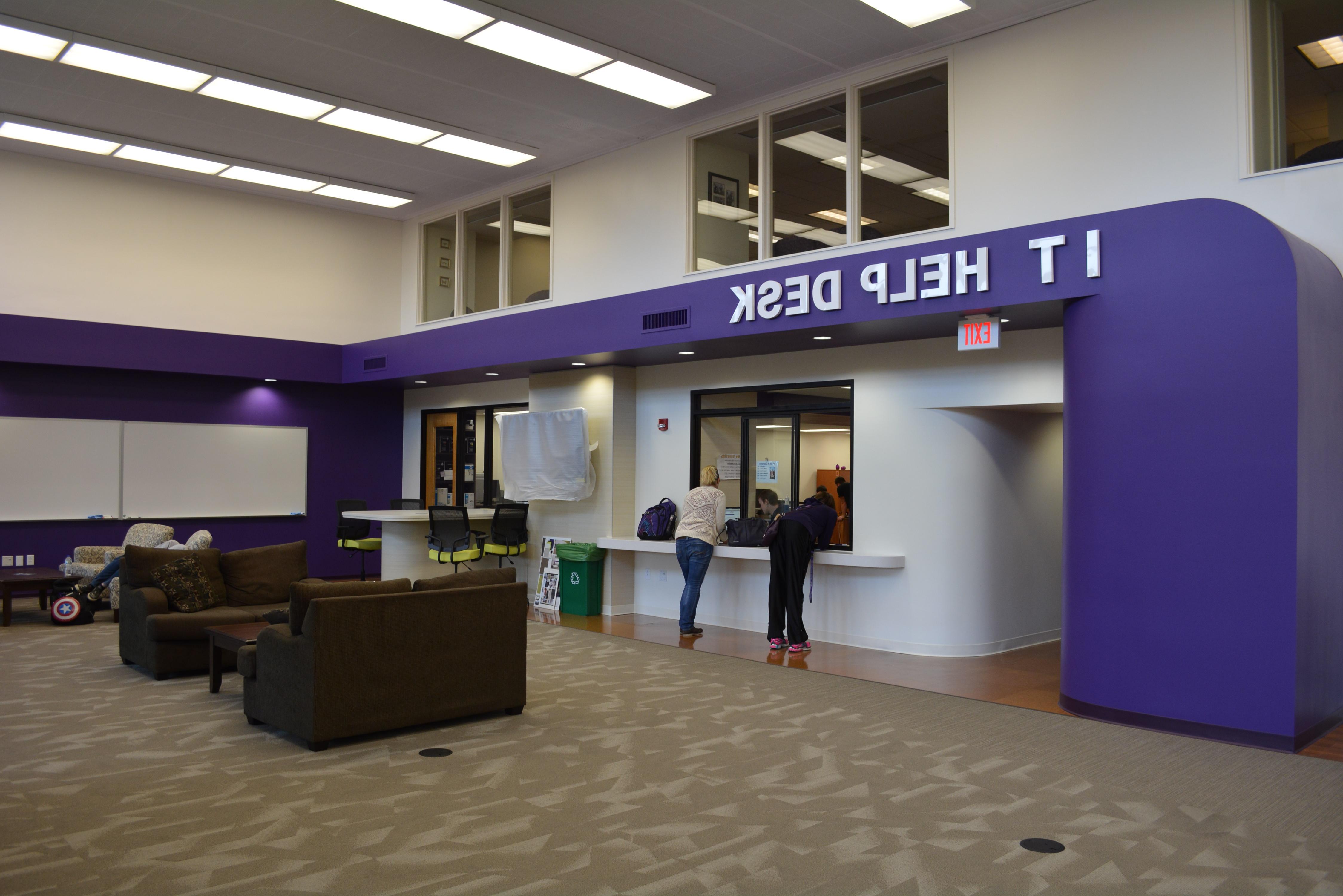 Students getting assistance from the IT HelpDesk at the University of Mount Union